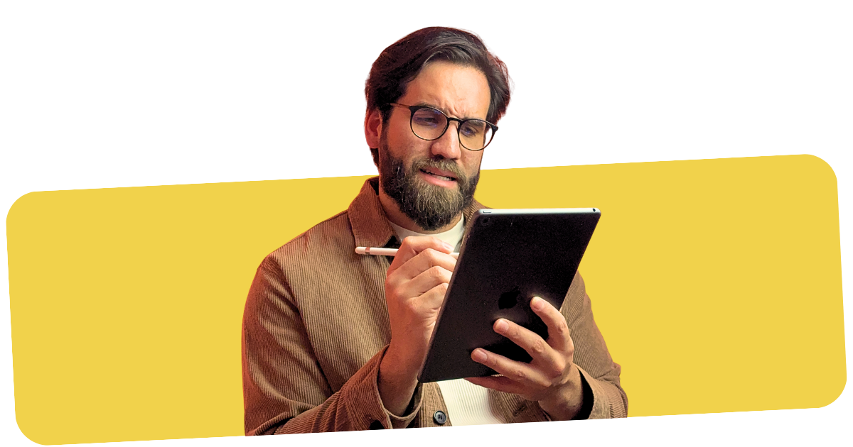 Professor utilizando um tablet durante uma atividade de Business English